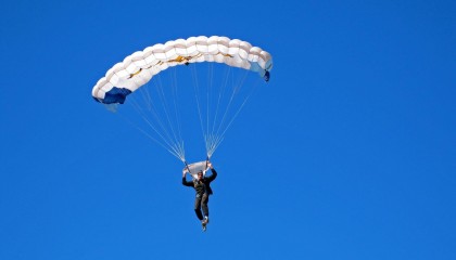 开云体育app-F1新赛季揭幕战，引擎轰鸣中的法国足球终场哨