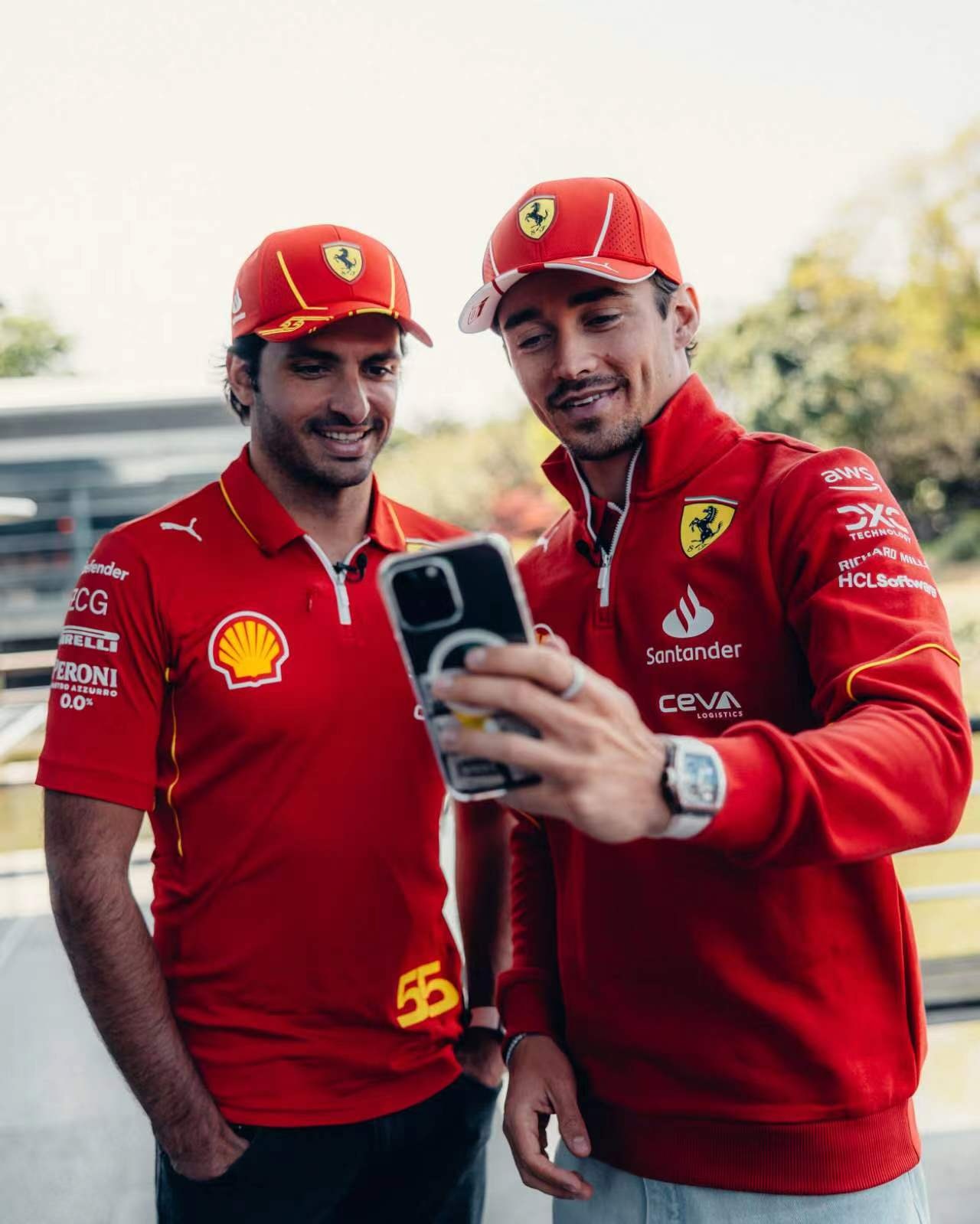 法拉利绝杀梅赛德斯，塞恩斯状态火热